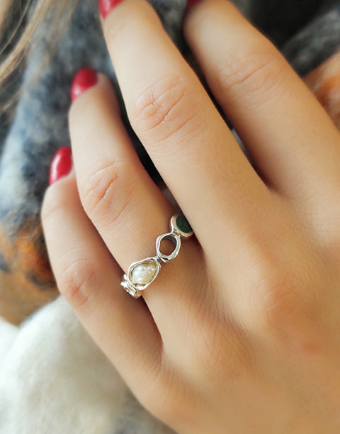 Сребърен пръстен проба 925 декориран с естествени перли, малахит, корал и тюркоаз - бижуто е подходящо за жени