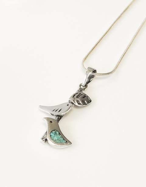 Сребърна висулка проба 925 декорирана с естествен полускъпоценен камък Тюркоаз - бижуто е подходящо за жени