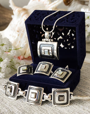 Сребърен комплект бижута проба 925 включващ обеци, медальон, пръстен, гривна с естествен бял седеф - бижуто е подходящо за жени