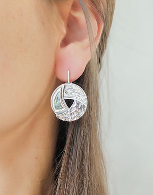 Сребърен комплект бижута проба 925 включващ обеци с естествени полускъпоценни камъни Абалон (Кралски седеф) - бижуто е подходящо за жени