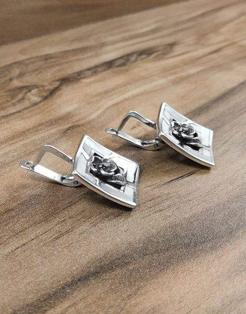 Сребърен комплект бижута проба 925 включващ обеци, медальон, пръстен, гривна с естествен бял седеф - бижуто е подходящо за жени