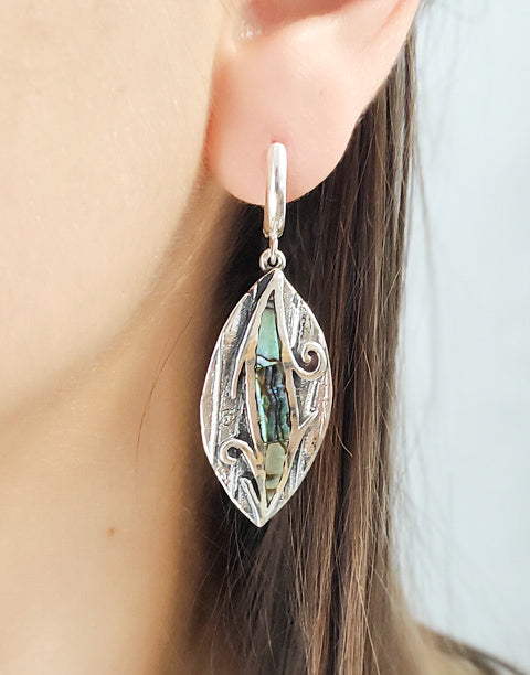 Сребърен комплект бижута проба 925 включващ обеци, медальон, пръстен, гривна - бижуто е подходящо за жени