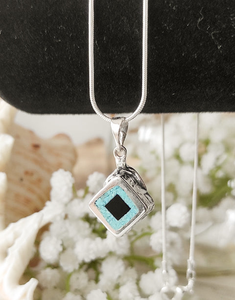 Сребърна висулка проба 925 инкрустирана с комбинация от естествен Тюркоаз и Емайл