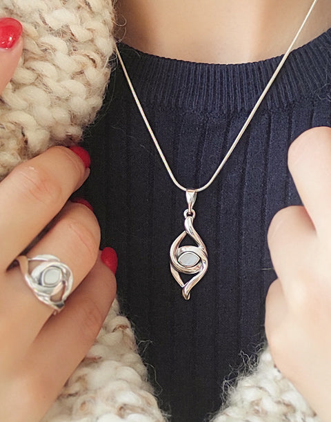 Сребърна висулка проба 925 с естествен бял седеф - бижуто е подходящо за жени