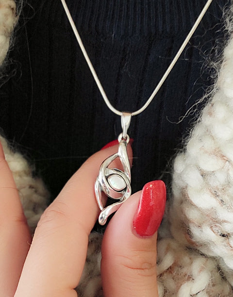 Сребърна висулка проба 925 с естествен бял седеф - бижуто е подходящо за жени