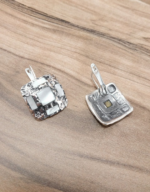 Авторски Сребърни обеци проба 925 в комбинация с естествен Бял Седеф - бижуто е подходящо за жени