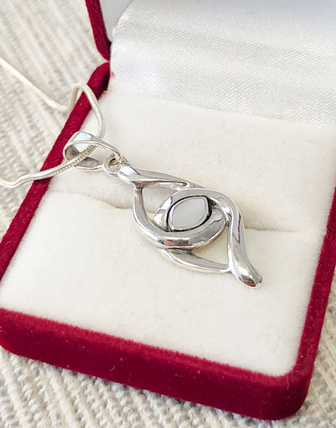 Сребърна висулка проба 925 с естествен бял седеф - бижуто е подходящо за жени