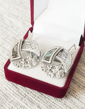 Сребърен комплект бижута проба 925 включващ обеци с естествени полускъпоценни камъни Абалон (Кралски седеф) - бижуто е подходящо за жени