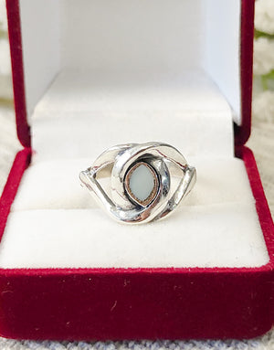 Сребърен пръстен проба 925 с естествен бял седеф - бижуто е подходящо за жени