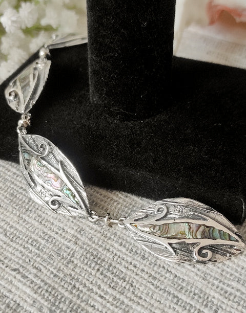 Сребърен комплект бижута проба 925 включващ обеци, медальон, пръстен, гривна - бижуто е подходящо за жени