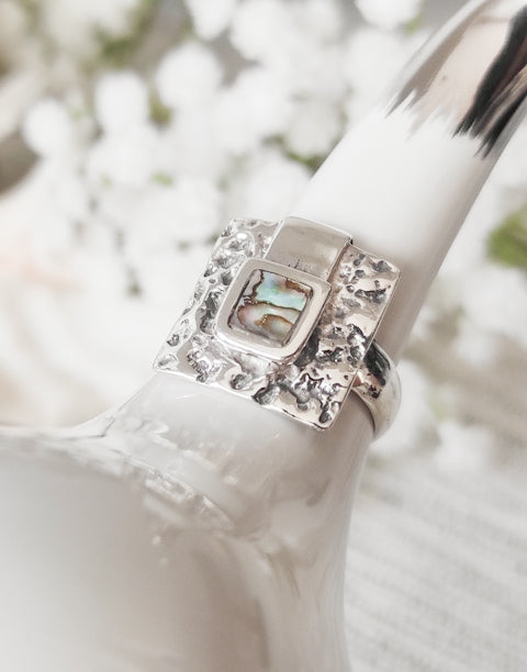 Сребърен пръстен проба 925 в комбинация с естествен Абалон (Кралски Седеф) - бижуто е подходящо за жени