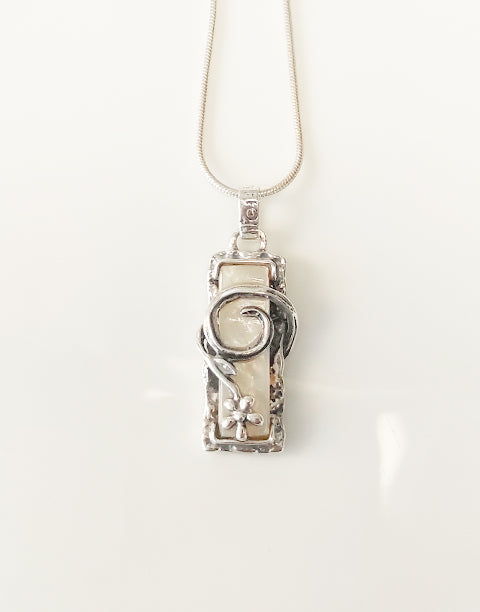 Комплект сребърни дамски бижута със Седеф - дамски обеци, пръстен и медальон висулка за колие