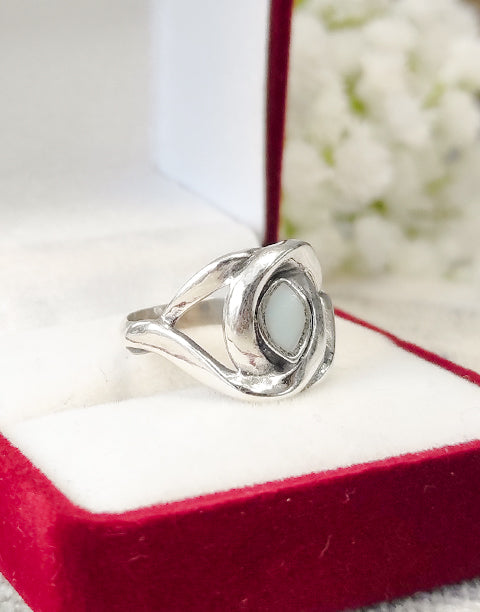 Нежен сребърен пръстен със Седеф 13 мм, авторски бутиков дамски пръстен