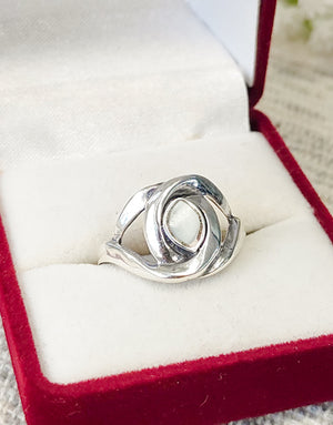 Сребърен пръстен проба 925 с естествен бял седеф - бижуто е подходящо за жени