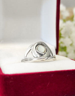 Сребърен пръстен проба 925 с естествен бял седеф - бижуто е подходящо за жени