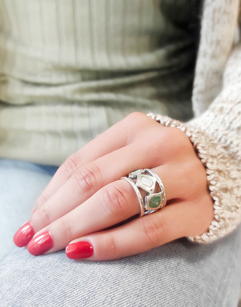 Сребърен пръстен проба 925 с естествени полускъпоценни камъни Тюркоаз, Седеф и Емайл - бижуто е подходящо за жени