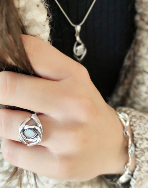 Нежен сребърен пръстен със Седеф 13 мм, авторски бутиков дамски пръстен