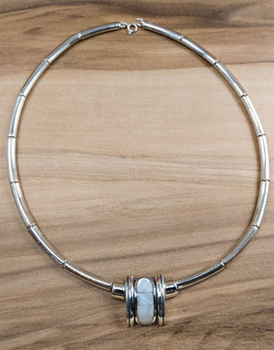 Сребърен комплект бижута проба 925 включващ обеци, медальон, пръстен, гривна с естествен бял седеф - бижуто е подходящо за жени