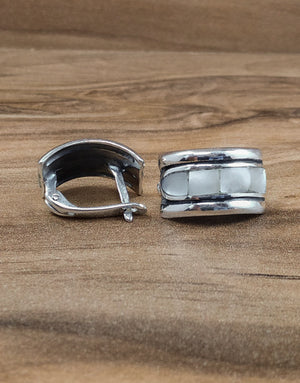 Авторски Сребърни обеци проба 925 в комбинация с естествен Бял Седеф - бижуто е подходящо за жени