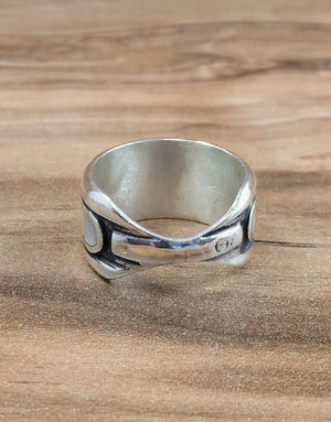 Сребърен комплект бижута проба 925 включващ обеци, медальон, пръстен, гривна с естествен бял седеф - бижуто е подходящо за жени