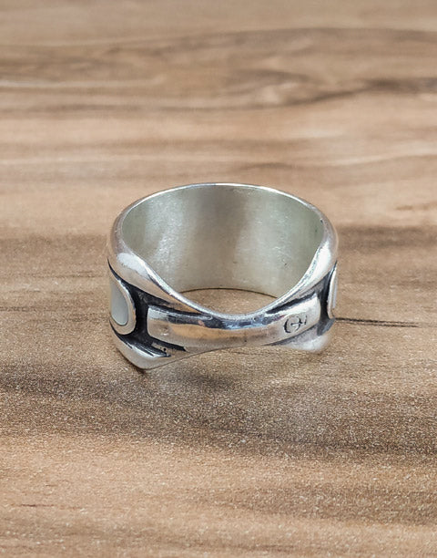 Сребърен комплект бижута проба 925 включващ обеци, медальон, пръстен, гривна с естествен бял седеф - бижуто е подходящо за жени