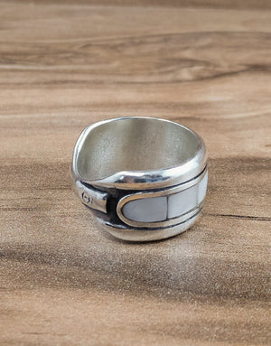 Сребърен комплект бижута проба 925 включващ обеци, медальон, пръстен, гривна с естествен бял седеф - бижуто е подходящо за жени