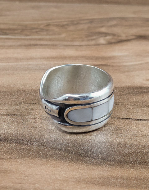 Сребърен комплект бижута проба 925 включващ обеци, медальон, пръстен, гривна с естествен бял седеф - бижуто е подходящо за жени