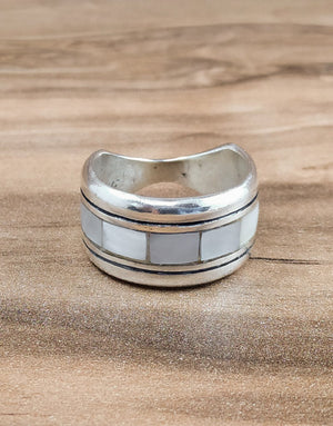 Сребърен комплект бижута проба 925 включващ обеци, медальон, пръстен, гривна с естествен бял седеф - бижуто е подходящо за жени