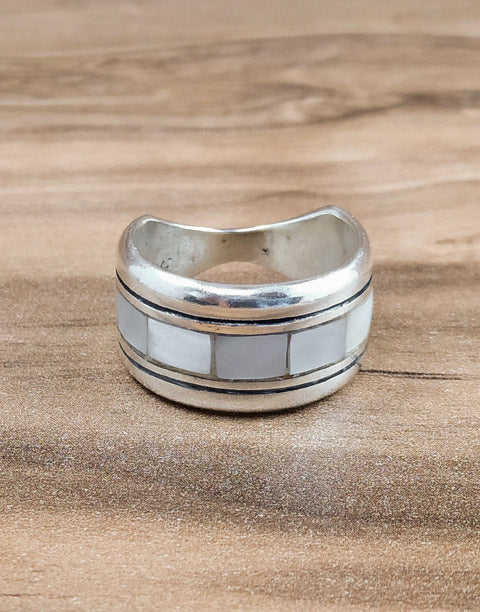 Сребърен комплект бижута проба 925 включващ обеци, медальон, пръстен, гривна с естествен бял седеф - бижуто е подходящо за жени