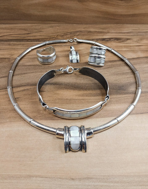 Сребърен комплект бижута проба 925 включващ обеци, медальон, пръстен, гривна с естествен бял седеф - бижуто е подходящо за жени