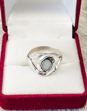 Сребърен пръстен проба 925 с естествен бял седеф - бижуто е подходящо за жени