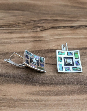 Сребърен комплект бижута проба 925 включващ обеци, медальон, пръстен, гривна с естествен бял седеф - бижуто е подходящо за жени