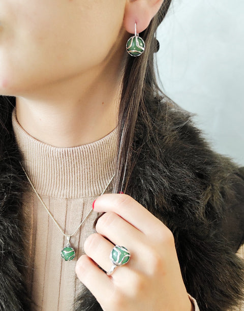 Сребърен пръстен проба 925 с естествени полускъпоценни камъни авантюрин - бижуто е подходящо за жени