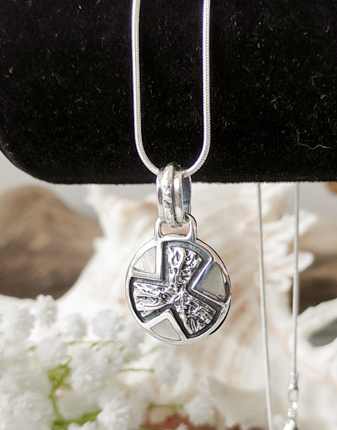 Сребърна висулка проба 925 с естествен бял седеф - бижуто е подходящо за жени