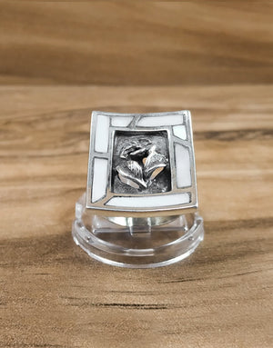 Сребърен комплект бижута проба 925 включващ обеци, медальон, пръстен, гривна с естествен бял седеф - бижуто е подходящо за жени