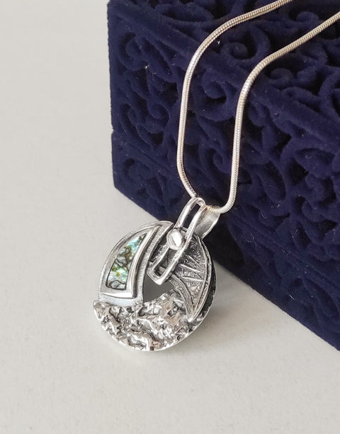 Сребърна висулка проба 925 с естествени полускъпоценни камъни Абалон (Кралски седеф) - бижуто е подходящо за жени