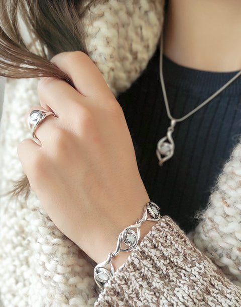 Сребърна висулка проба 925 с естествен бял седеф - бижуто е подходящо за жени