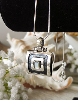 Сребърен комплект бижута проба 925 включващ обеци, медальон, пръстен, гривна с естествен бял седеф - бижуто е подходящо за жени