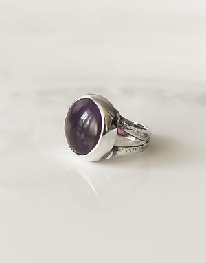 Сребърен пръстен проба 925 с естествени полускъпоценни камъни аметист - бижуто е подходящо за жени