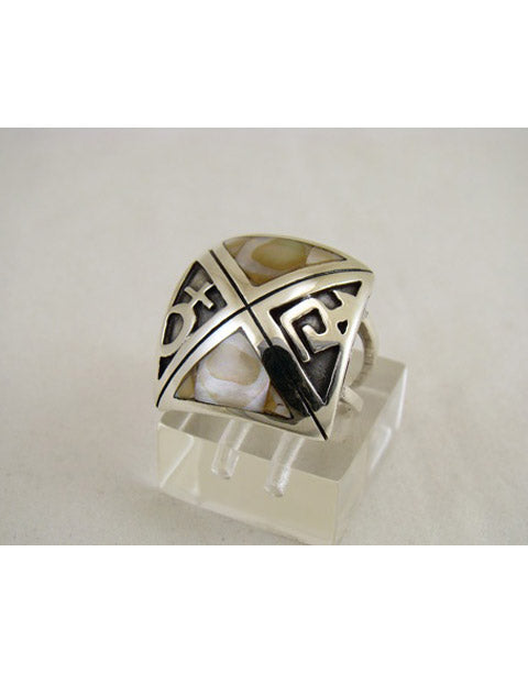 Сребърен комплект бижута проба 925 включващ обеци, медальон, пръстен, гривна с естествен бял седеф - бижуто е подходящо за жени