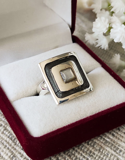 Сребърен комплект бижута проба 925 включващ обеци, медальон, пръстен, гривна с естествен бял седеф - бижуто е подходящо за жени