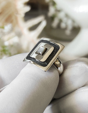 Сребърен комплект бижута проба 925 включващ обеци, медальон, пръстен, гривна с естествен бял седеф - бижуто е подходящо за жени