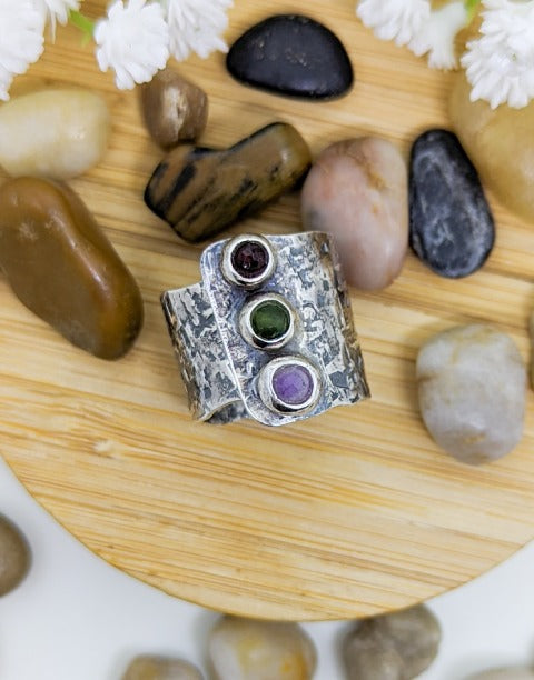 Сребърен пръстен проба 925 с естествени полускъпоценни камъни аметист, гранат - бижуто е подходящо за жени