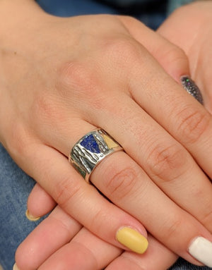 Сребърен пръстен проба 925 с естествен бял седеф - бижуто е подходящо за жени