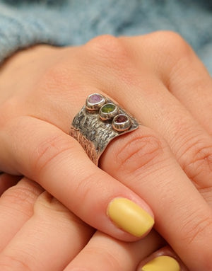 Сребърен пръстен проба 925 с естествени полускъпоценни камъни аметист, гранат - бижуто е подходящо за жени