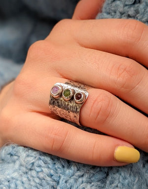 Сребърен пръстен проба 925 с естествени полускъпоценни камъни аметист, гранат - бижуто е подходящо за жени