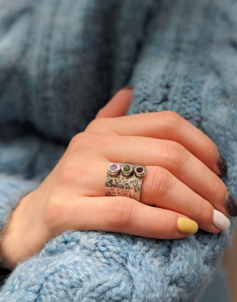 Сребърен пръстен проба 925 с естествени полускъпоценни камъни аметист, гранат - бижуто е подходящо за жени