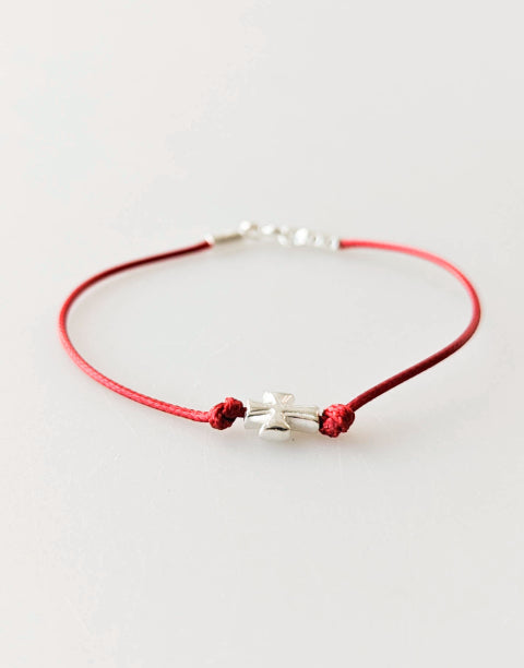 Гривна с червен конец и сребърно кръстче