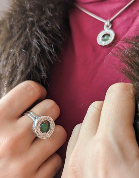 Сребърен комплект бижута с авантюрин и циркони - пръстен, обеци и медальон