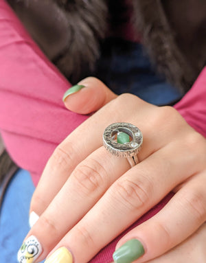 Сребърен комплект бижута проба 925 включващ обеци, медальон, пръстен с естествени полускъпоценни камъни авантюрин, циркони - бижуто е подходящо за жени